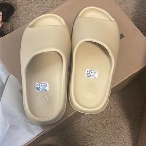 yeezy slide “sand” size 5